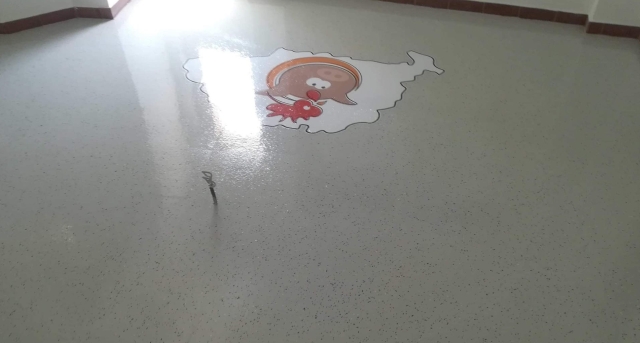 Csempeburkolat műgyantázása